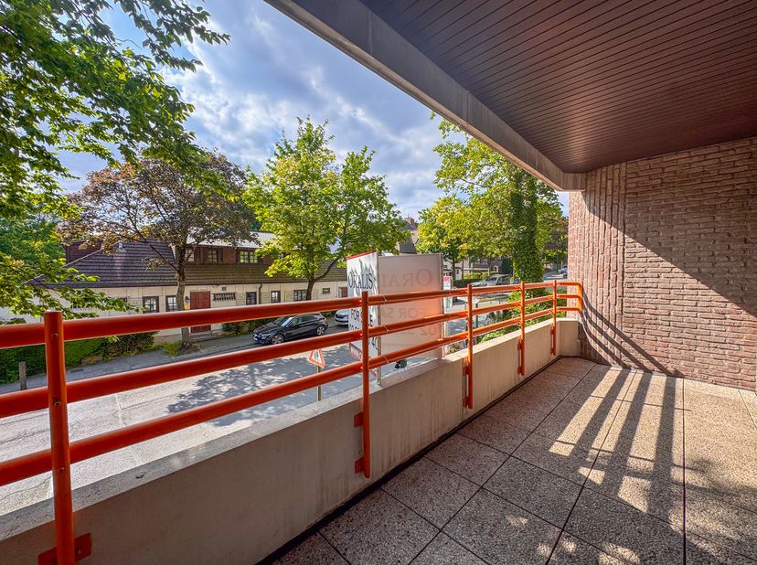 Situ&amp;eacute; rue Victor Allard, &amp;agrave; proximit&amp;eacute; du centre d'Uccle et de ses commerces, cet appartement spacieux de 179m2 vous s&amp;eacute;duira