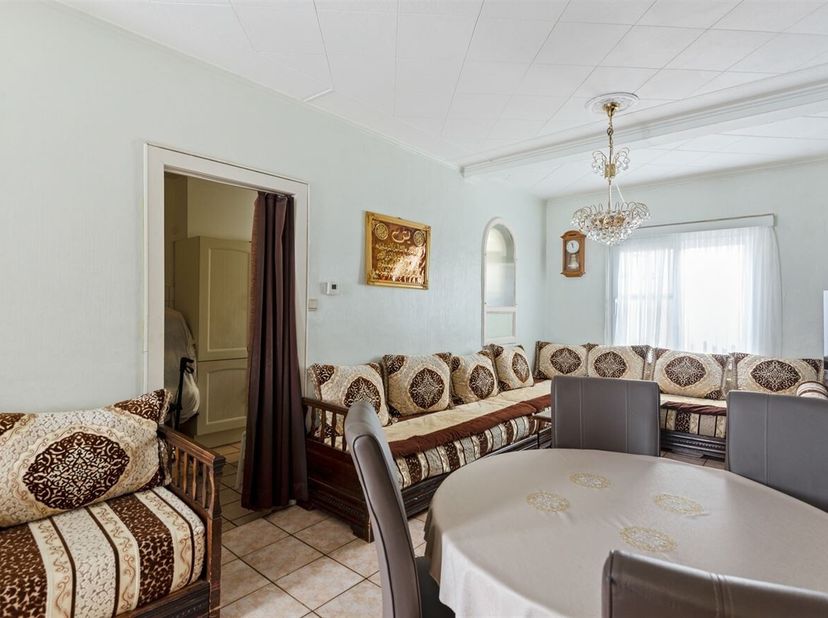 Stadswoning met 4 slaapkamers nabij Molsbroek, Lokeren<br />
Ligging<br />
Deze stadswoning is gelegen in de Oude Bruglaan, in een goed bereikbare en