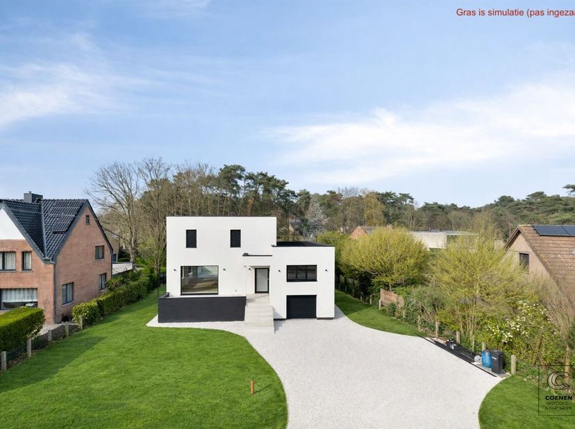 Ontdek deze prachtige, volledig gerenoveerde woning waar modern comfort en tijdloze elegantie hand in hand gaan. Gelegen in een bijzonder rustige en a