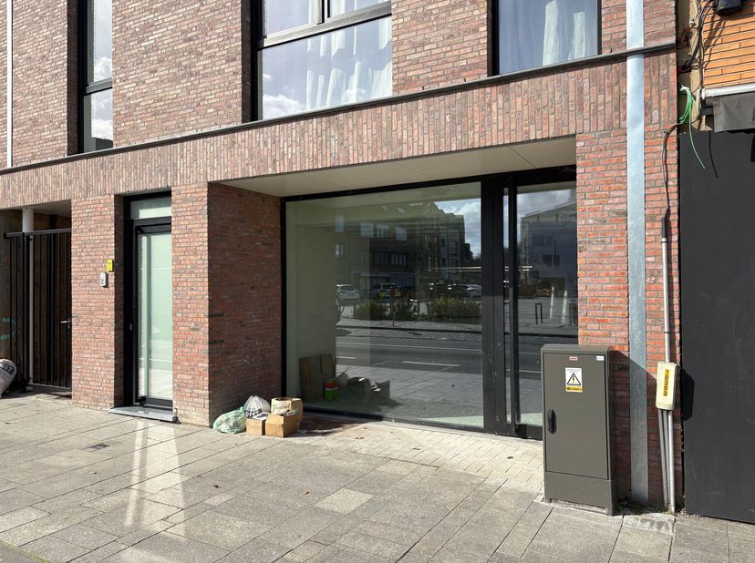 Handelgelijkvloers op toplocatie in Ekeren <br />
<br />
Ligging: <br />
Het pand is gelegen in de winkelstraat in Ekeren. Er is voldoende parkeerg
