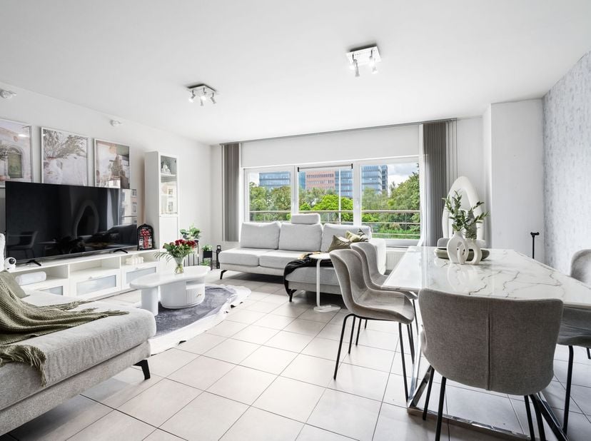 Cet appartement situé au premier étage fait partie d'une résidence construite en 2005, située sur la célèbre Sint-Lievenslaan. Grâce à cette situation