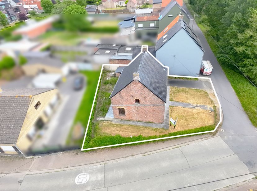 In Torhout stellen wij u met plezier dit karaktervolle renovatieproject voor, gelegen op een uitstekend bereikbare locatie. Deze eigendom biedt een un
