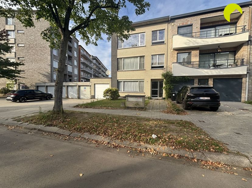 In de gezellige woonwijk 'Buizegem' vinden we dit 3-slaapkamer appartement met zonnig terrasje, gelegen in een klein, zeer rustig en goed onderhouden