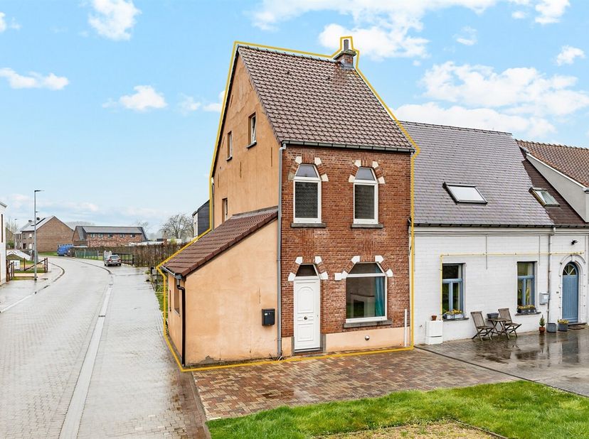 Deze instapklare woning is rustig gelegen in Hofstade en wordt omringd door groen, wat zorgt voor een aangename en rustige woonomgeving.<br />
Bij het