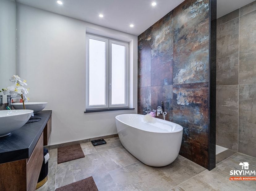 L'agence SKYIMMO est ravie de vous présenter cette magnifique maison, offrant une surface habitable de 136m² située à ANS, se compose comme suit :<br