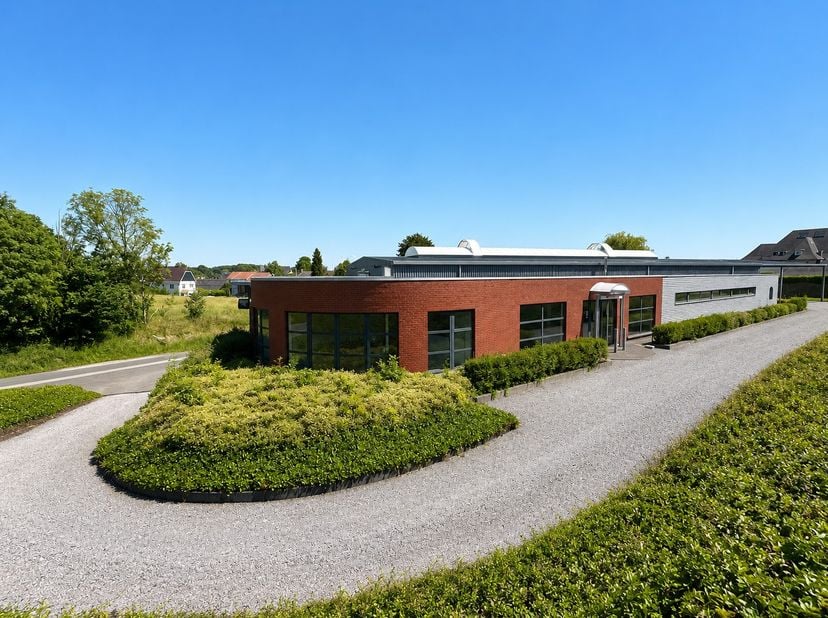 Dit multifunctioneel bedrijfspand van ca. 2.230m² bevindt zich op een perceel van 40a76ca langs de Hannuitsesteenweg (N83), op slechts 3 km van het ce