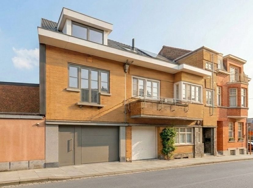 Deze volledig vernieuwde woning in 2021 bevindt zich pal in het centrum van Zottegem, op wandelafstand van winkels, openbaar vervoer en alle voorzieni
