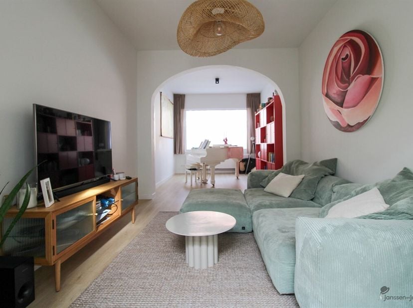 Deze volledig gerenoveerde gesloten bebouwing, gunstig gelegen te Lier, combineert hedendaags wooncomfort met authentieke charme. De woning werd grond