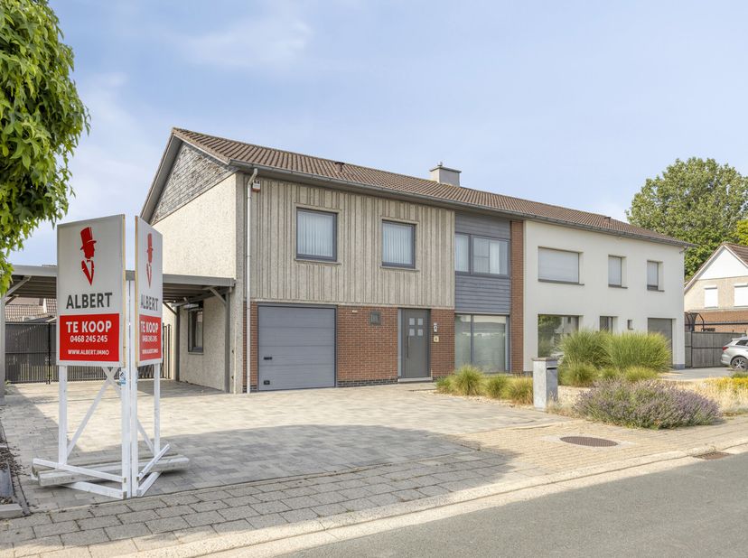 Bent u op zoek naar een ruime gezinswoning in een rustige buurt? Dan is deze halfopen bebouwing in de Mimosastraat 45 te Aalst zeker een bezoek waard.