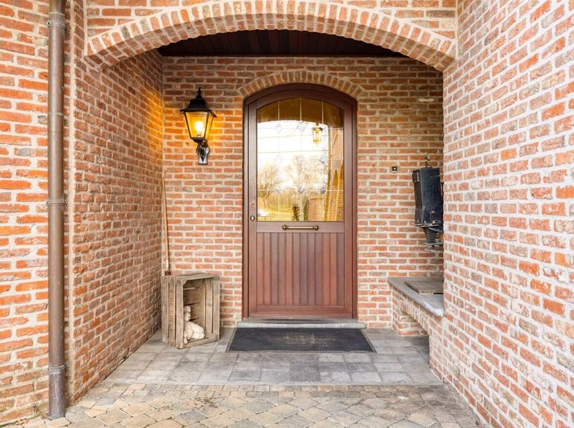 Situation : <br />
Cette spacieuse maison est située au 44 Lemmerstraat à Beerse, dans un environnement très calme, entourée de nature et de vastes pr