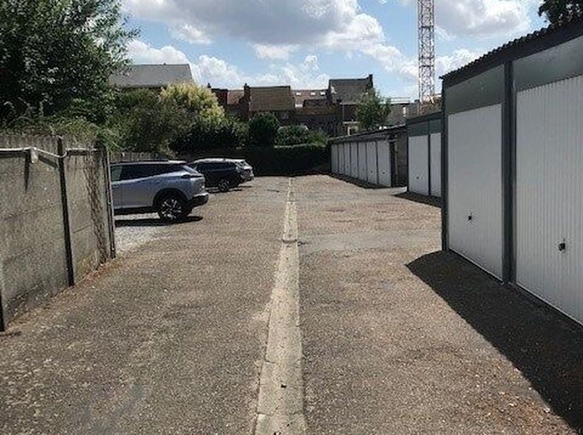 Afgesloten garagebox te huur in het centrum van Tienen, aan €105 per maand (BTW inbegrepen). Een factuur is mogelijk voor een vennootschap of BTW-plic