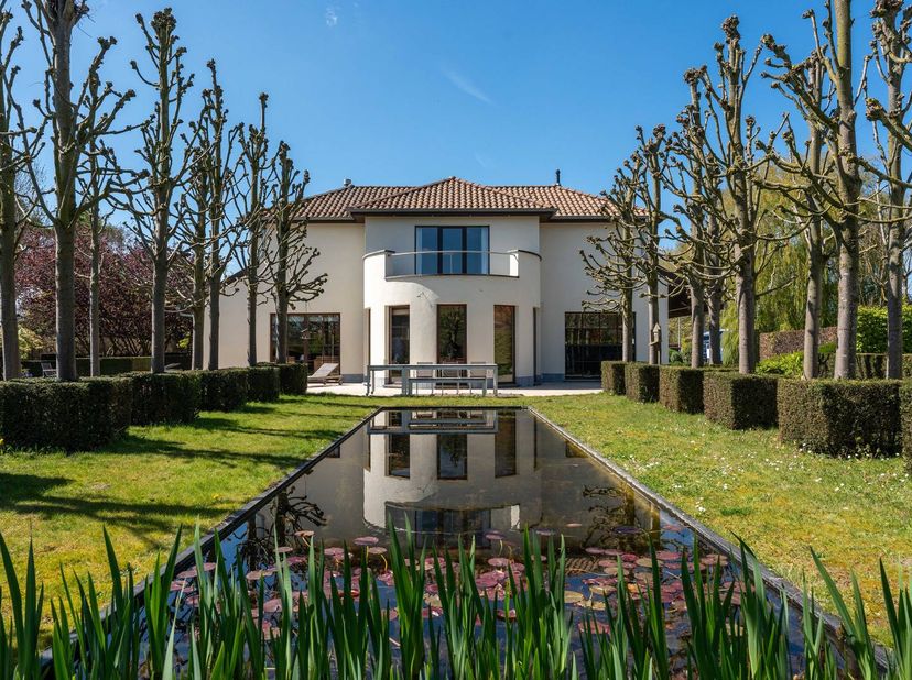 Cette villa unique à l'architecture sophistiquée offre une combinaison rare de repos résidentiel et de polyvalence fonctionnelle. D'une surface habita