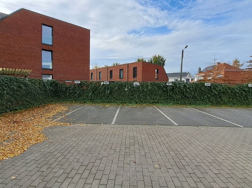 AUTOSTANDPLAATS te koop in de Witte Molenstraat 17 ( ter hoogte van nr. 27) in Sint-Michiels Brugge.&amp;nbsp;<br />
Een praktische ( extra ) parkeerplaat