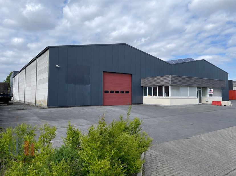 Deze functionele magazijnruime van 1.195 m² is toegankelijk via een automatische sectionale poort (4,90B x 4,50H) en beschikt over een nieuw geïsoleer