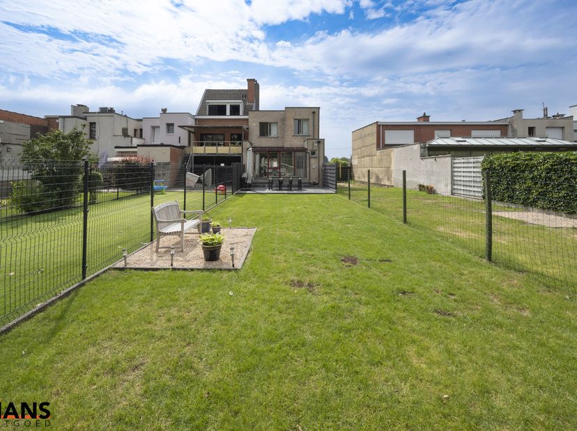 Deze instapklare woning is gelegen in een rustige, doodlopende straat, omringd door groen en toch met een vlotte verbinding naar winkels, scholen en i