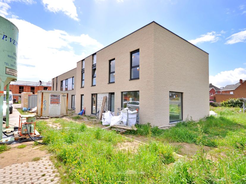 Deze BEN-woning is gelegen in een zijstraat van de invalsweg richting Ronse komende van Brakel, treft men deze gloednieuwe verkaveling! Dit op slechts
