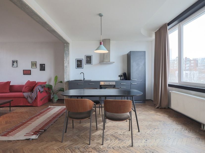 Dit leuke tweeslaapkamerappartement staat klaar voor zijn volgende hoofdstuk, misschien wel met jou in de hoofdrol!<br />
Gelegen op het bovenste verd