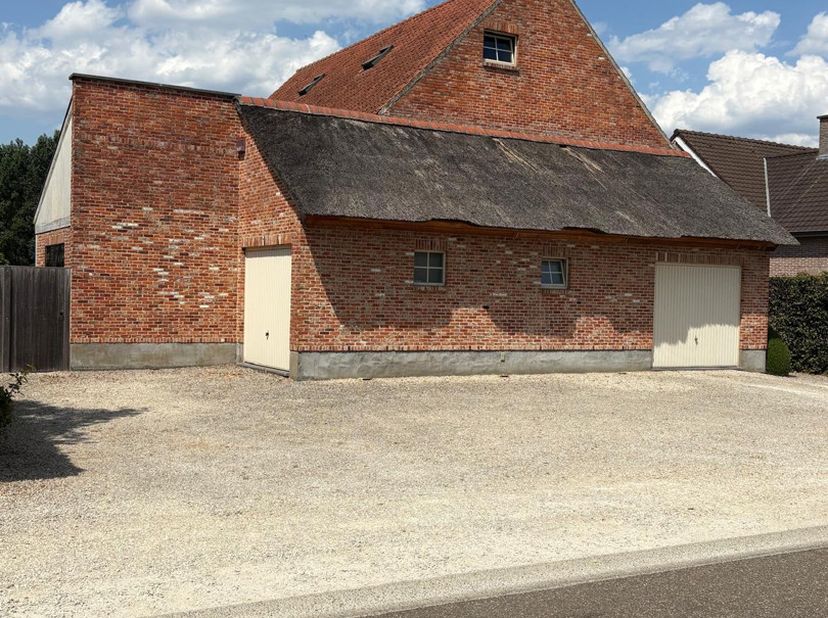 In een rustige straat, midden in de idyllische Mombeekvallei, vindt u deze prachtige, instapklare landelijke woning op een perceel van 10a (20x50m). G