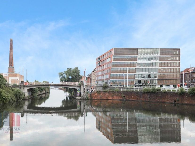 Magnifiek gelegen ALL-IN kantoorruimte van 24 m², geschikt voor 4 tot 6 werkplaatsen, met een adembenemend uitzicht over Gent. Deze kantoren bevinden