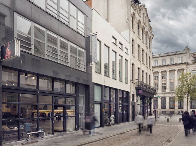 Situé dans la Lange Klarenstraat, à seulement 20 mètres de la Meir, ce commerce idéalement situé sera disponible à l’automne 2026. Le bien se trouve d