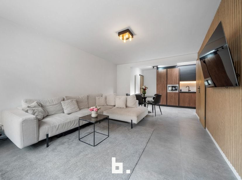 Volledig instapklare woning op zeer centrale ligging. Vlakbij station, centrum Brugge, winkels, scholen,...<br />
GELIJKVLOERS: inkom, gastentoilet, w