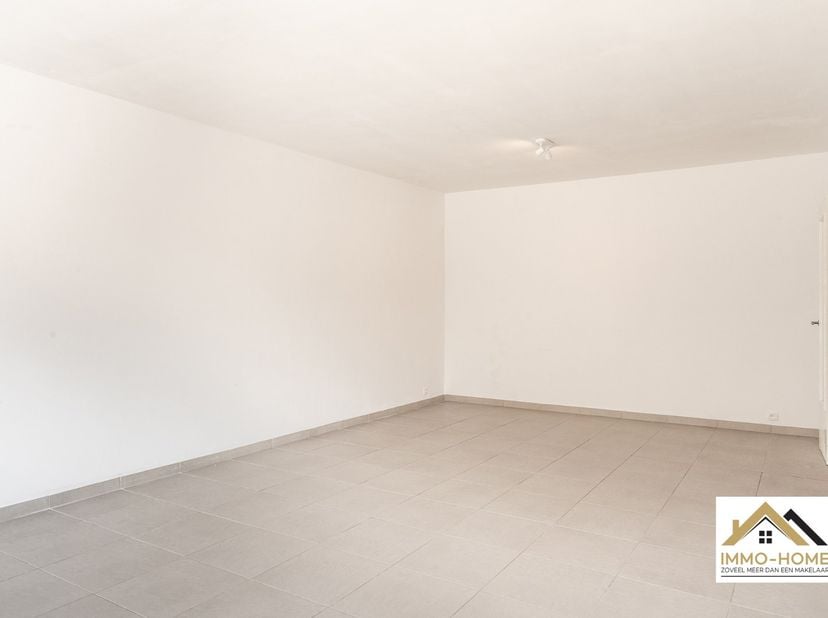Dit opgeknapte en dus instapklare appartement is gelegen op het gelijkvloers van het complex, dat in zijn geheel een verzorgde en goed onderhouden uit
