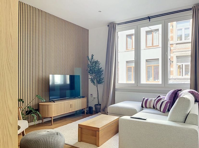 Gelegen op ongeveer honderd meter van Sablon, ontdekt u dit gemeubileerde één-slaapkamer appartement van 66m2 (volgens PEB).<br />
De inkomhal, met wa