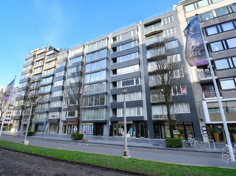 Gevelrenovatie staat al op de planning! Goed gelegen en ruim 2-slaapkamerappartement op de 2de verdieping met zijdelings open zicht, vlak bij het Casi