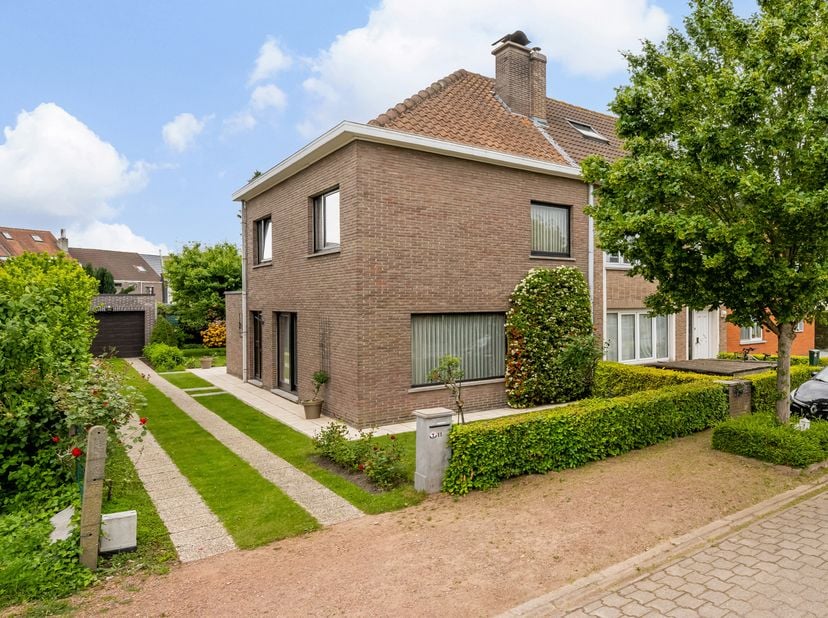 MERELBEKE FLORA Vous êtes à la recherche d’une maison familiale avec beaucoup de potentiel dans un excellent emplacement ? Alors cette maison située à