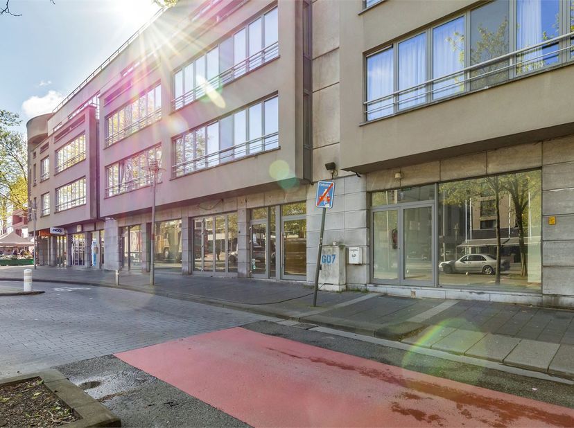 IDEALIS VASTGOED – Extra ruim handelspand (+-500m²!!!) met tal van mogelijkheden op een extra centrale, commerciële zichtlocatie te midden van het cen