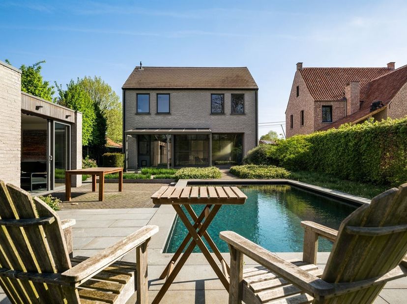 Kwalitatieve en instapklare woning met 4 slaapkamers, zwembad en poolhouse<br />
De woning werd gebouwd met kwalitatieve materialen en biedt een doord