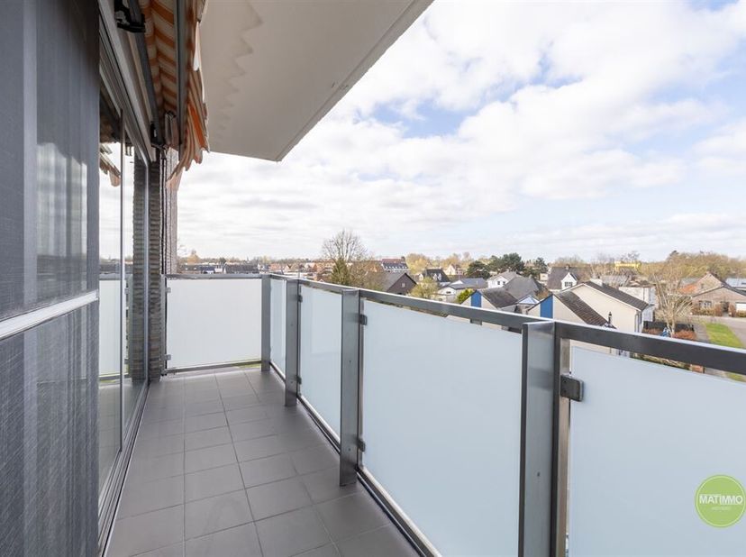 Appartement prêt à l'emploi avec terrasse ensoleillée au coeur de Mol<br />
Situé au troisième étage d'une résidence bien entretenue avec ascenseur, c