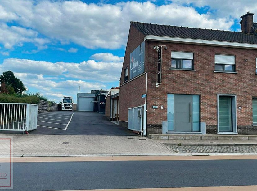 Deze eigendom is geschikt voor meerdere doeleinden! De winkel werd recent volledig vernieuwd (Bossuyt) en beschikt over een zelfbedieningsfrigo. Verde