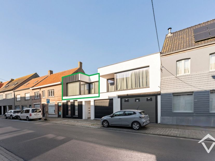 Dit mooi instapklaar appartement is gelegen op het 1ste verdiep van een kleine residentie te Leke, bestaande uit 3 appartementen. <br />
<br />
Het ap