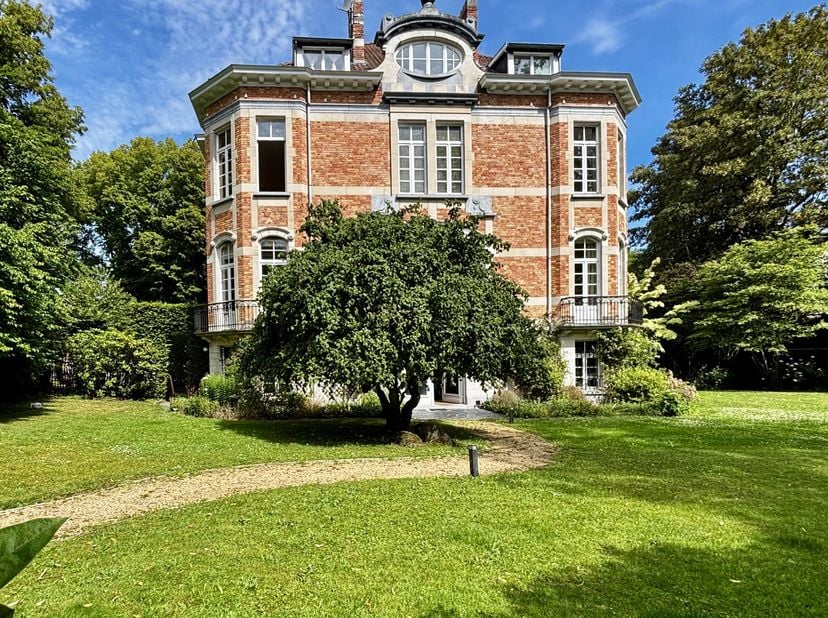 Découvrez cette superbe maison de caractère située dans le prestigieux quartier de lObservatoire à Uccle. Derrière sa façade de caractère datant de 19