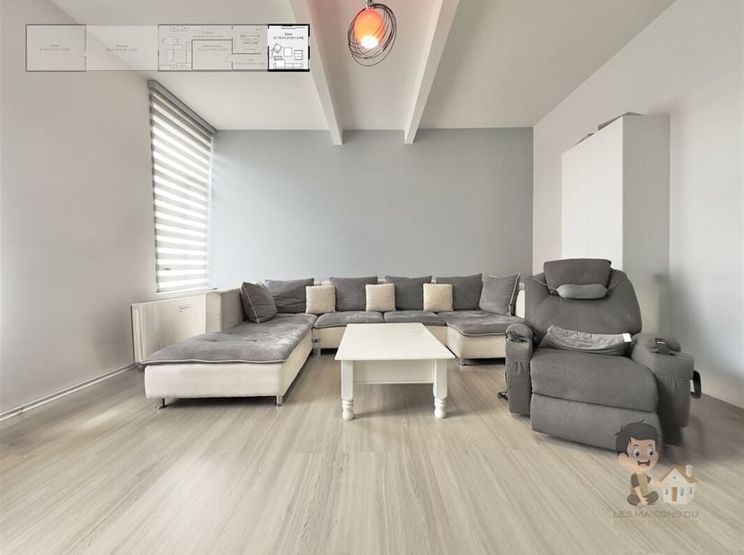 Duplex de 144m² au coeur de Châtelineau<br />
 Situé dans la Rue Maréchal Foch, découvrez ce spacieux duplex offrant une belle combinaison entre confo