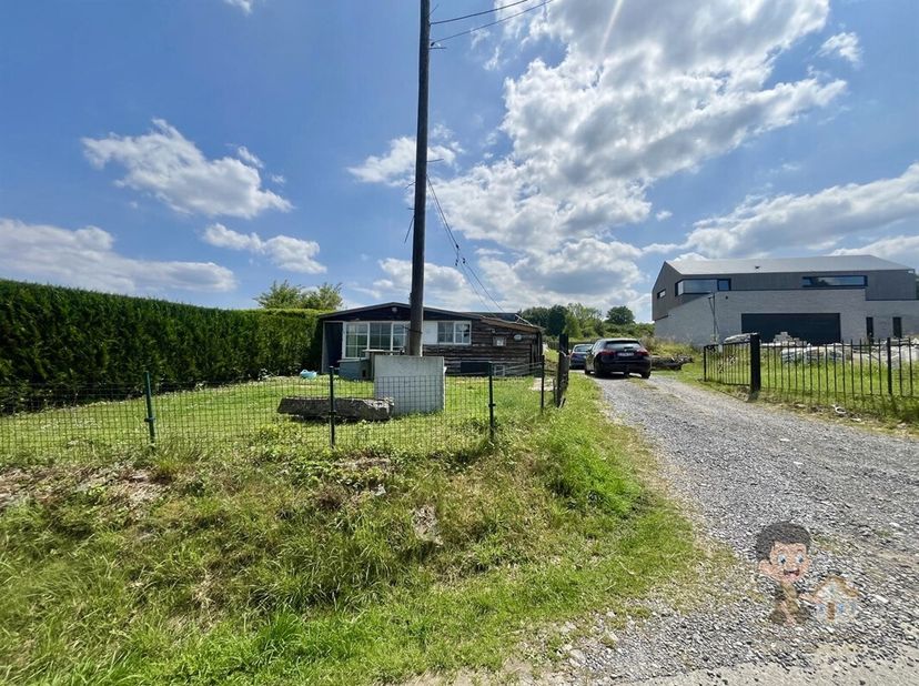 Chalet met bouwgrond - Zeldzame kans!<br />
Dit charmante chalet van 67 m² ligt in een groene en rustige omgeving en biedt talloze mogelijkheden voor
