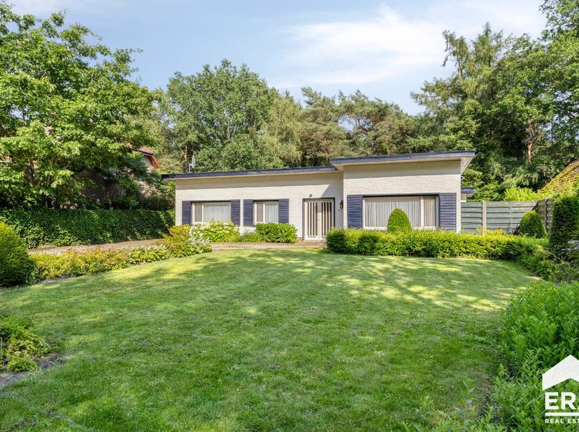 Deze nabij de NL-grens gelegen bungalowwoning uit 1960 beschikt over een prachtig en uitstekend onderhouden tuin van 12are. De woning biedt 3 slaapkam
