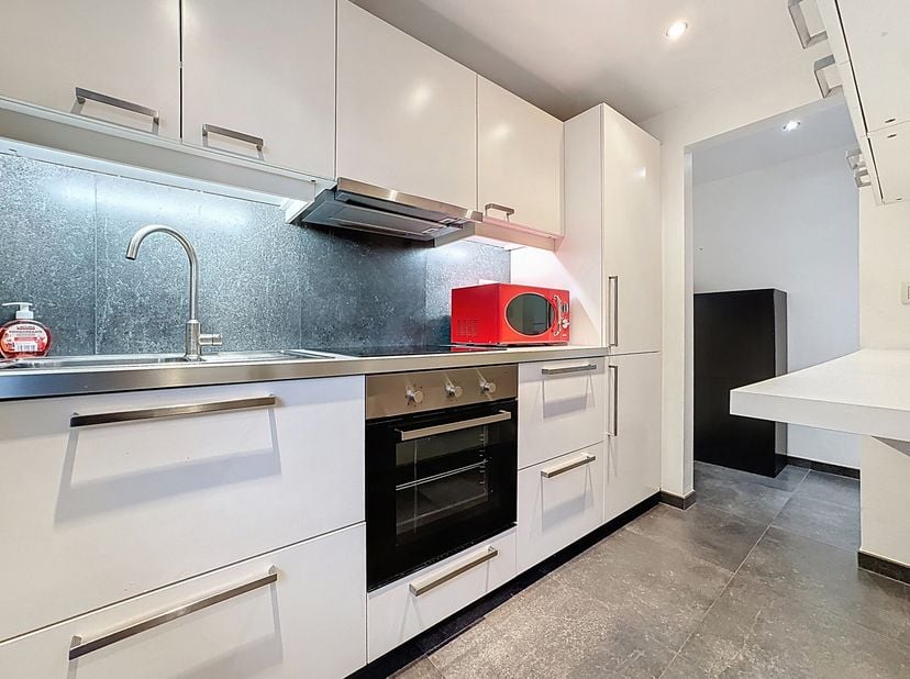 Appartement au 4ème étage avec ascenseur  loué 700euro :<br />
- Hall sur carrelage de ±5,5m²,<br />
- Séjour sur carrelage de ±23m²,<br />
- Cuisine