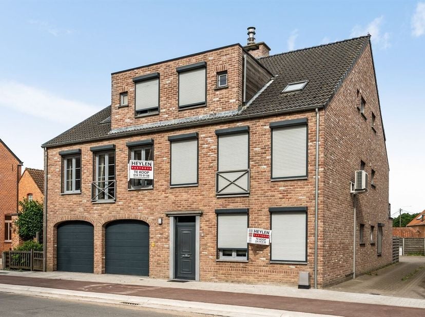 Instapklaar 2-slaapkamerappartement met terras en garage in Morkhoven!<br />
Het appartement dateert van 2008 en maakt deel uit van een kleinschalige