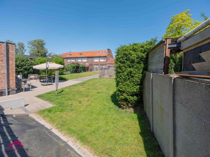 2 woningen in gesloten bebouwing, met handelsruimte, tuin en carport voor meerdere wagens, gelegen in het centrum<br />
<br />
Troeven<br />
- Acht