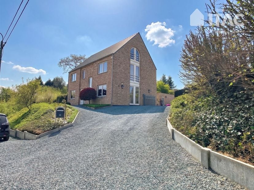 Fantastische villa landelijk gelegen met 4 ruime slaapkamers te Overijse. De villa bevindt zich nabij alle faciliteiten en op wandelafstand van het ce
