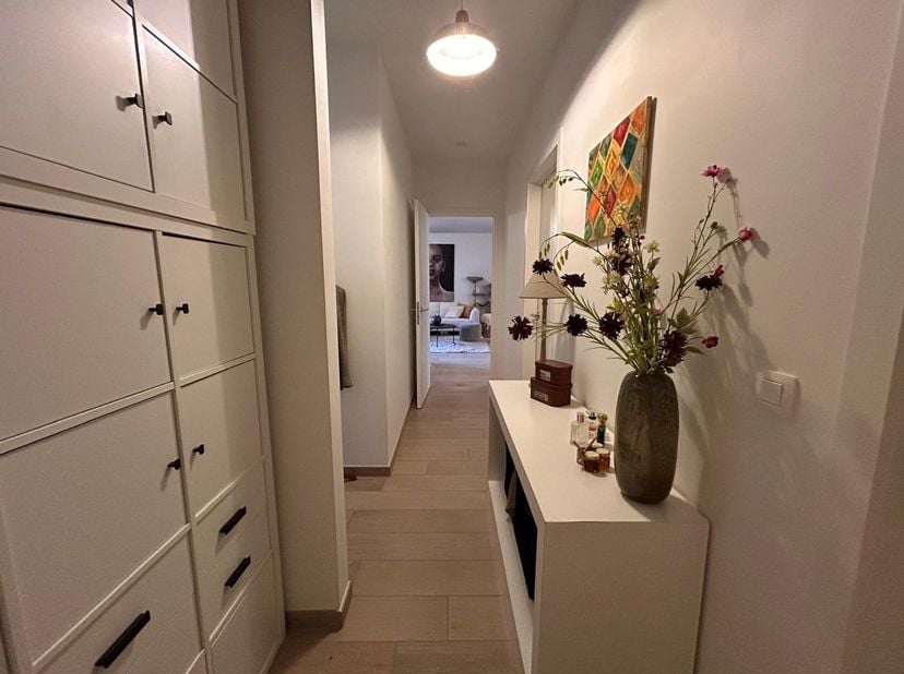 INDIEN U EEN BEZOEK WENST IN TE PLANNEN GELIEVE EEN BEZOEK AAN TE VRAGEN VIA WWW.HILLEWAERE.BE VIA DE RODE KNOP<br />
<br />
Twee slaapkamer apparteme
