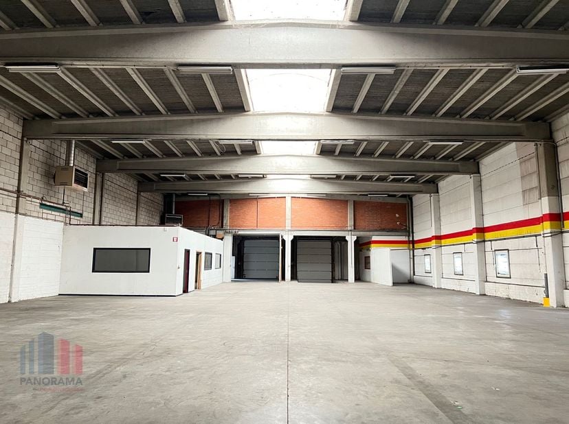Fenomenaal gelegen bedrijfsgebouw bestaande uit 850 m² opslagruimte in combinatie met +/-150 m² kantoren uitbreidbaar tot 1.950 m² of 3.250 m² opslag