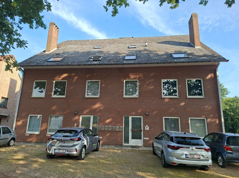 Recent gerenoveerd appartement op de 1ste verdieping te As.<br />
<br />
Dit appartement van 103m² (volgens EPC) heeft twee slaapkamers, een ingericht