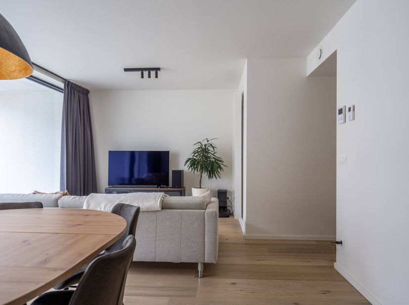 Instapklaar kwalitatief afgewerkt appartement (2021) met 2 slaapkamers en 2 terrassen te koop op de eerste verdieping in residentie Twins, gelegen in