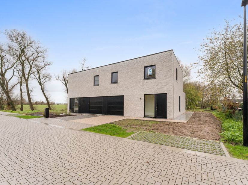 Nabij het centrum van Zarren, in een doodlopende straat omringd door groen bevinden zich deze moderne halfopen bebouwingen met zonnige tuinen.<br />
D