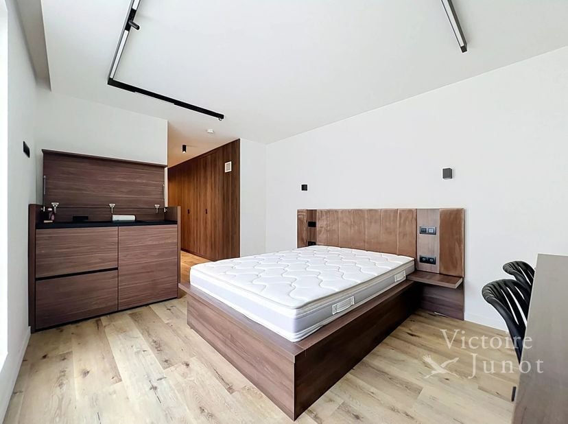 Bien présenté par Carla Rodriguez : carla.rodriguez@victoire.be<br />
Victoire Junot vous propose ce confortable studio meublé  de 30 m² ( selon PEB)