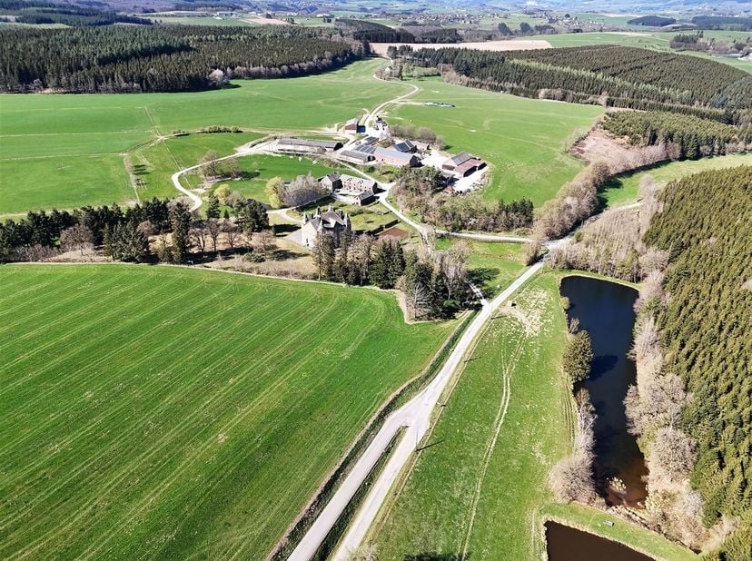 Domaine dexception de 129 ha à Tenneville, dans le hameau de Grainchamps.<br />
Située aux portes de lArdenne, cette superbe propriété rurale offre un