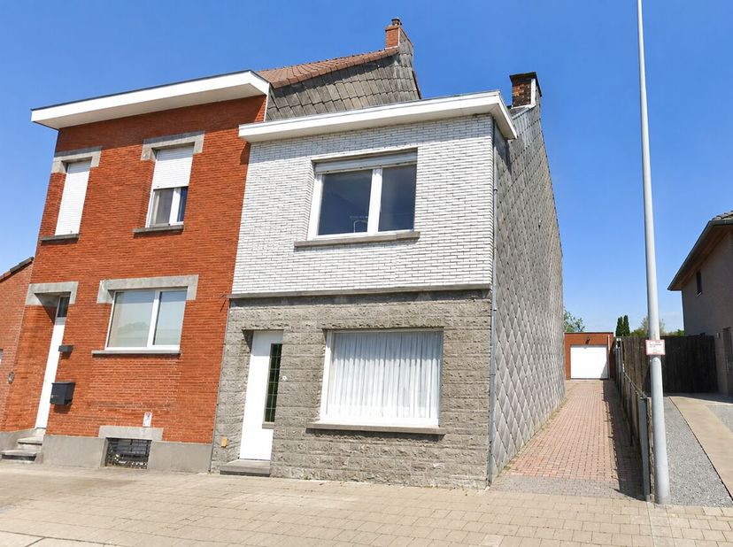 Deze te renoveren half open bebouwing gelegen in een rustige straat in Lauwe biedt een unieke kans om van dit huis uw droomwoning te maken.<br />
<br